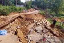 Cair, Sampang Dapat Rp3,4 M untuk Perbaikan Jalan Rusak Kedundung-Bringkoneng - JPNN.com Jatim