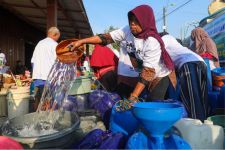 Dapat Bantuan Air Bersih dari Kiai Muda Ganjar, Warga Desa Bojonegoro Bernapas Lega - JPNN.com Jatim