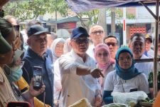 Mendag Zulhas Pastikan Harga Bapok di Bandung Stabil  - JPNN.com Jabar