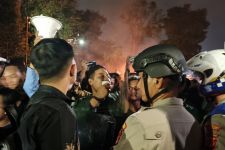 Ngotot Minta Bertemu Pj Gubernur Jabar, Massa Mahasiswa Jebol Gerbang Gedung Sate Bandung - JPNN.com Jabar