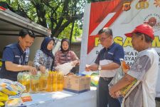 Warga Andir Berbondong-bondong Antre di Pasar Sembako Murah Polrestabes Bandung - JPNN.com Jabar