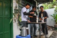 Sukarelawan G-Creasi Kenalkan Kopi Andalan dari Jombang Excelsa - JPNN.com Jatim