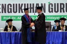UMSurabaya Kukuhkan Prof Aziz Jadi Guru Besar Bidang Ilmu Keperawatan - JPNN.com Jatim
