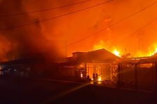 Kondisi Terkini Kebakaran di Solo, 12 Rumah Hangus, Petugas Berjibaku Berjam-jam  - JPNN.com Jateng