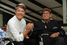 Ganjar Pranowo Dipasangkan Ikat Sunda, Tanda Jadi Bagian Keluarga Solihin GP, Sinyal Dukungan? - JPNN.com Jabar