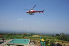 Helikopeter Super Puma Water Bombing 25 Kali Karhutla di Gunung Lawu - JPNN.com Jatim