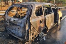 Mobil yang Terlibat Kecelakaan Beruntun di Ahmad Yani Terbakar Saat Diderek - JPNN.com Jatim