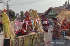 Pengantin Difabel Netra di Jogja Dikirab Pakai Gerobak Hias - JPNN.com Jogja