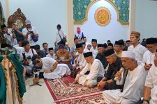 Ziarah, Tahlil dan Doa Bersama Warnai Silaturahmi Ganjar Pranowo di Ponpes Al-Falak Pagentongan Bogor - JPNN.com Jabar