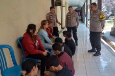 Hendak Tawuran Antargeng, 5 Pemuda Surabaya Diamankan Polisi    - JPNN.com Jatim