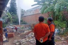 Asyik Bikin Sumur Bor 100 Meter, Semburan Air Bercampur Gas Muncul di Desa Pasirlaya Bogor - JPNN.com Jabar