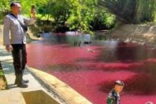 Penyelidikan Pencemaran Air Sungai di Pamekasan yang Berwarna Merah Dihentikan - JPNN.com Jatim