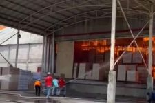 DPKP Surabaya Kirim 5 Unit Tempur Bantu Padamkan Kebakaran Pabrik Tisu di Mojokerto - JPNN.com Jatim
