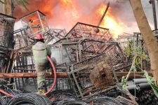 Kebakaran Gudang Kabel di Depok, Warga Sempat Dengar Suara Ledakan - JPNN.com Jabar