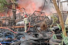 Sebuah Gudang Penyimpanan Kabel di Depok Hangus Terbakar - JPNN.com Jabar