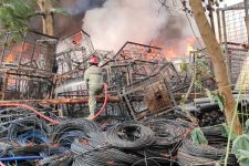Sudah 7 Jam, Kebakaran Gudang Penyimpanan Kabel di Depok Belum Padam - JPNN.com Jabar