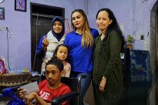 Lewat Program Jumat Berkah, Karina Soerbakti Berikan Kursi Roda Untuk Warga di Kelurahan Tegal Lega - JPNN.com Jabar