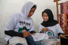 Peringati HSN 2023, Santri Dukung Ganjar Latih Perempuan Surabaya Membuat Batik - JPNN.com Jatim