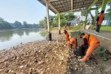 300 Kilogram Sampah Diangkut DLHK Kota Depok dari Situ Cilangkap - JPNN.com Jabar