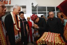 Ganjar Pranowo Disambut Hangat Pangeran Edward Syah Pernong saat Tiba di Lampung  - JPNN.com Lampung