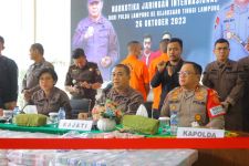 Tersangka dan Barang Bukti Narkotika Jaringan Fredy Pratama Dilimpahkan ke Kejaksaan - JPNN.com Lampung