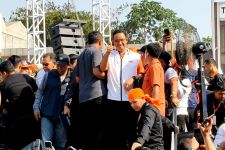 Anies Baswedan Janjikan Perbaikan Jalan Raya Sawangan Depok - JPNN.com Jabar