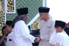 Datang di Haul Mbah Hisyam Kalijaran, Gus Muwafiq Doakan Ganjar Jadi Presiden 2024 - JPNN.com Jateng