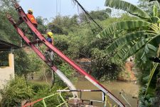 Tiang Jembatan Gantung Parung Serab Roboh Akibat Diterjang Derasnya Kali Ciliwung - JPNN.com Jabar