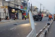 Pengemudi Mengantuk, Mobil Xpander Tabrak Tiang PJU Hingga Terbalik - JPNN.com Jatim