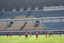 Menjelang Duel Kontra Arema FC, Pelatih Persib Sorot Chemistry Rachmat Irianto dan Robi Darwis - JPNN.com Jabar