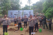 Sambut Rakorbin SDM Polri, Polda Jateng Tanam 1.000 Pohon di Kota Semarang - JPNN.com Jateng