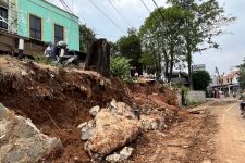 Turap di Perumahan Mutira Depok Longsor, Permukiman Warga Terendam Banjir dan Lumpur - JPNN.com Jabar