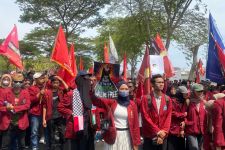 Ratusan Mahasiswa Muhammadiyah Demo Konjen AS di Surabaya - JPNN.com Jatim