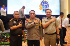 PIN Emas Disematkan kepada Irjen Pol Helmy Santika Atas Prestasi Tangani Mafia Tanah - JPNN.com Lampung