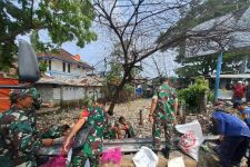 Sampah di Saluran Air Simpang Ciawi Bogor Capai 35 Ton Lebih - JPNN.com Jabar