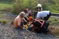Seorang Nenek Ditemukan Tergeletak di Pinggir Jalur KA Solo-Masaran, Begini Kondisinya - JPNN.com Jateng