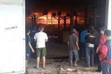 Bangunan Bekas PT Tranka Kabel Hangus Terbakar - JPNN.com Jabar