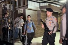 Penyidik KPK Bawa 3 Koper Seusai Geledah Rumah Ketua Komisi IV DPR RI di Depok - JPNN.com Jabar