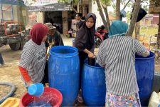 Ganjar Milenial Salurkan Bantuan Air Bersih 4 Titik Lokasi Kekeringan di Desa Sampang - JPNN.com Jatim