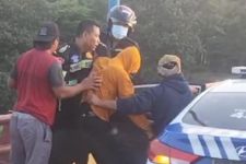 Polisi Gagalkan Percobaan Bunuh Diri Seorang Pemuda di Jembatan Kediri, Nyaris - JPNN.com Jatim