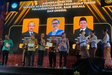Mewakili Uika Bogor, E Mujahidin Dianugerahi Penghargaan Rektor Terbaik Se-Indonesia - JPNN.com Jabar