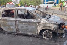 Sebuah Mobil Hangus Terbakar di Jalan Gejayan - JPNN.com Jogja