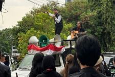 Momen Aldi Taher Bernyanyi di Atas Mobil Sambut Ganjar-Mahfud di KPU RI, Lihat - JPNN.com Jatim