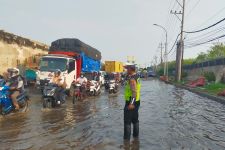 Genangan Air di Kaligawe Semarang Capai 30 Cm, Masyarakat Diimbau Cari Jalan Lain - JPNN.com Jateng