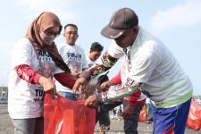 Ganjar Creasi Ajak Warga Situbondo Bersih-Bersih Sampah di Pantai Pandean - JPNN.com Jatim