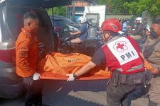 Kecelakaan di Raya Mastrip, Pemotor Asal Gresik Tewas Tabrak Motor Keluar Gang - JPNN.com Jatim