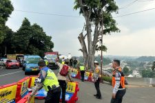 Imbas Longsor di Jalan Batutulis, Petugas Gabungan Berlakukan Rekayasa Lalu Lintas, Begini Skemanya - JPNN.com Jabar