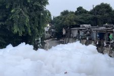 Walah! Kali Baru Cimanggis Depok Tertutup Limbah Busa Setinggi 5 Meter - JPNN.com Jabar
