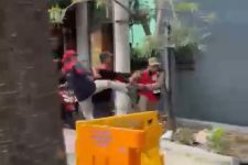 Demo Buruh di Surabaya Diwarnai Penganiayaan Satpol PP - JPNN.com Jatim