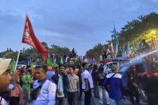 Massa Buruh Jawa Timur Tuntut Kenaikan UMK 15 Persen - JPNN.com Jatim